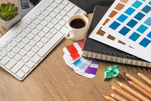 Alto ángulo de elementos para redecorar la casa con paleta de colores y café.