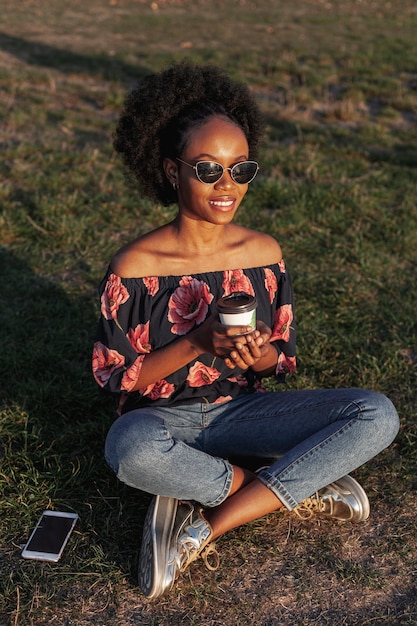 Foto gratuita alto ángulo encantadora mujer africana mirando a otro lado