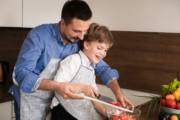 Foto gratuita alto ángulo familiar en la cocina