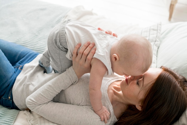 Foto gratuita alto ángulo de feliz madre e hijo