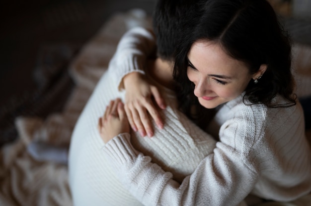 Foto gratuita alto ángulo feliz pareja abrazándose