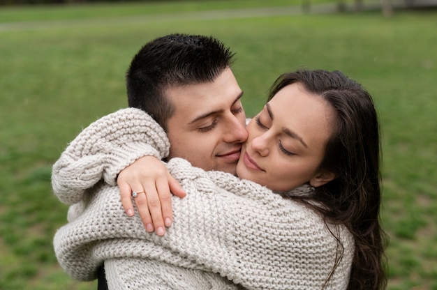 Foto gratuita alto ángulo feliz pareja abrazándose