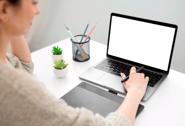 Foto gratuito alto ángulo femenino trabajando en la computadora portátil