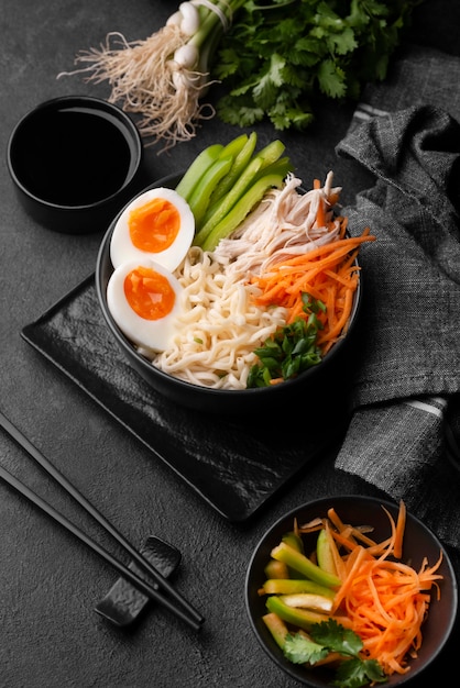 Alto ángulo de fideos asiáticos tradicionales con verduras