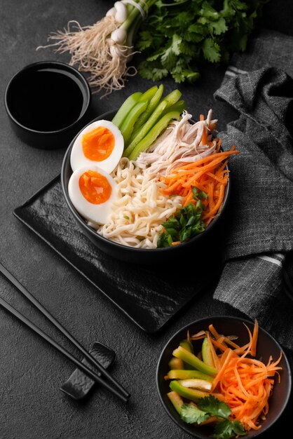 Alto ángulo de fideos asiáticos tradicionales con verduras