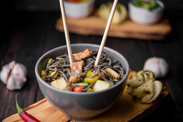 Foto gratuita alto ángulo de fideos con verduras y ajo.