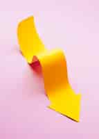 Foto gratuita alto ángulo de flecha de papel amarillo