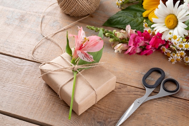 Alto ángulo de flores con regalo y etiqueta.