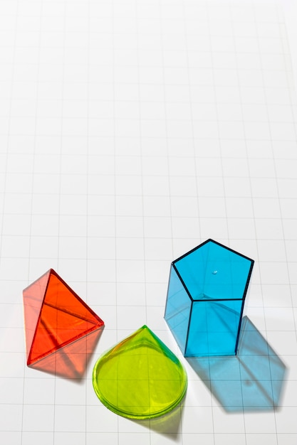 Alto ángulo de formas geométricas coloridas con espacio de copia