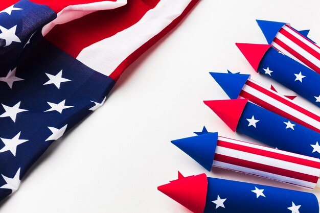 Alto ángulo de fuegos artificiales para el día de la independencia con estrellas y bandera americana