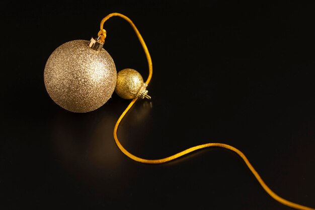 Alto ángulo de globo de Navidad dorado con cuerda