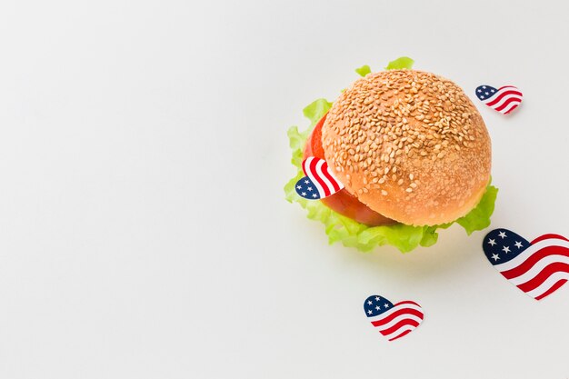 Alto ángulo de hamburguesa con banderas americanas y espacio de copia