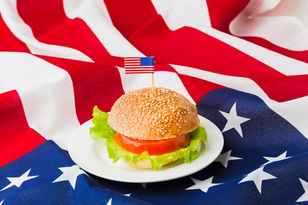 Alto ángulo de hamburguesa en placa con bandera americana