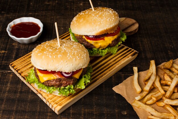 Alto ángulo de hamburguesas y papas fritas.