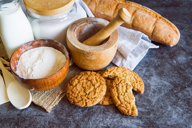 Alto ángulo de harina con galletas y pan.