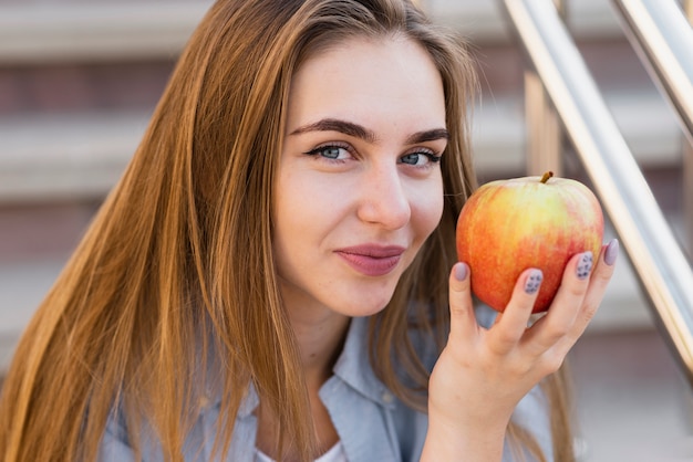 Foto gratuita alto ángulo hermosa hembra con manzana