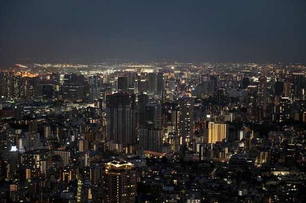Alto ángulo hermoso paisaje de la ciudad por la noche