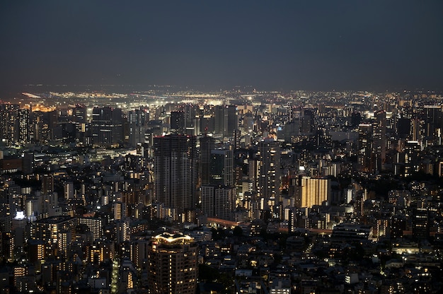 Alto ángulo hermoso paisaje de la ciudad por la noche