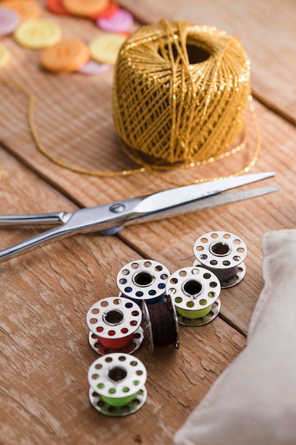 Alto ángulo de hilo con tijeras y lanzaderas para máquinas de coser.