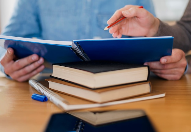 Alto ángulo del hombre que sostiene el cuaderno