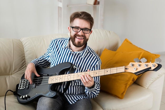 Alto ángulo del hombre tocando la guitarra eléctrica en casa