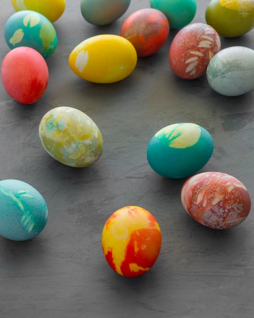 Foto gratuita alto ángulo de huevos de colores para pascua