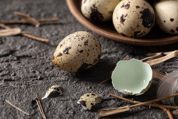 Alto ángulo de huevos de pascua con cáscaras rotas