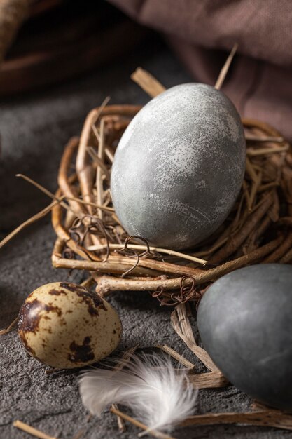 Alto ángulo de huevos de pascua en el nido de ramitas