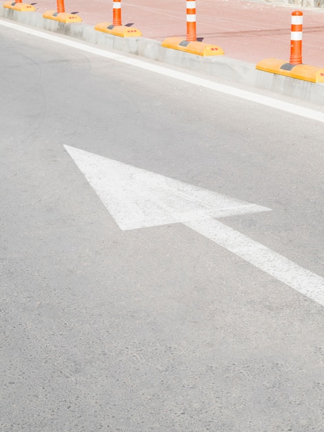 Foto gratuita alto ángulo del indicador de flecha en el asfalto