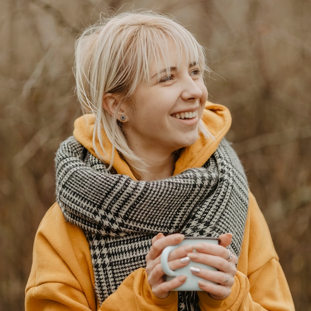 Foto gratuita alto ángulo joven descubriendo la naturaleza