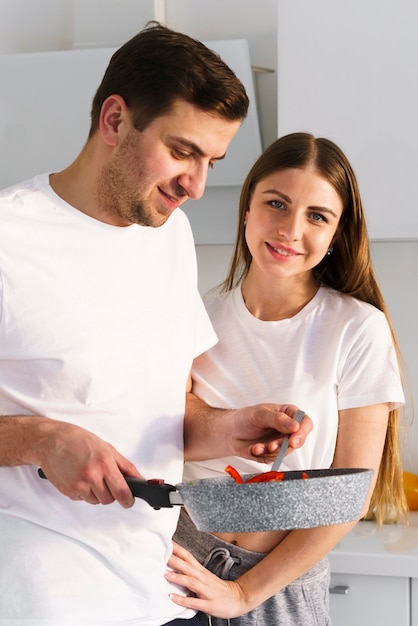 Alto ángulo joven pareja cocinando juntos