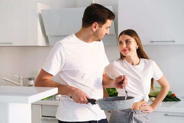 Alto ángulo joven pareja cocinando