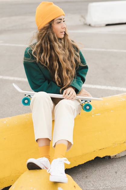 Foto gratuita alto ángulo joven skater al aire libre