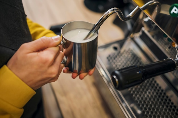 Alto ángulo de leche espumosa barista