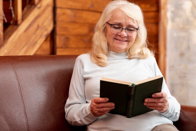 Alto ángulo de lectura femenina senior