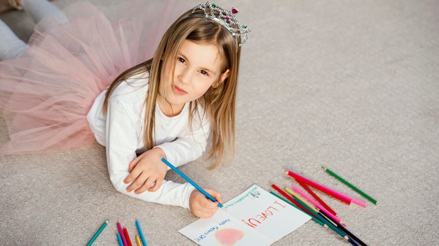 Alto ángulo de linda chica con tarjeta de dibujo para el día del padre