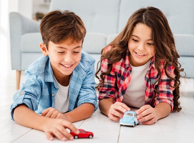 Alto ángulo lindo hermanos juntos