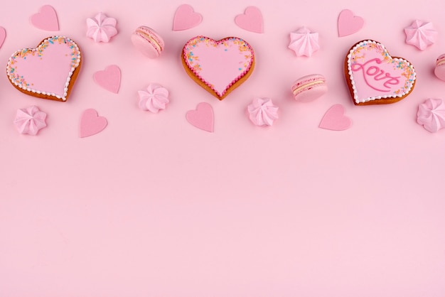 Alto ángulo de macarons y galletas en forma de corazón para el día de san valentín