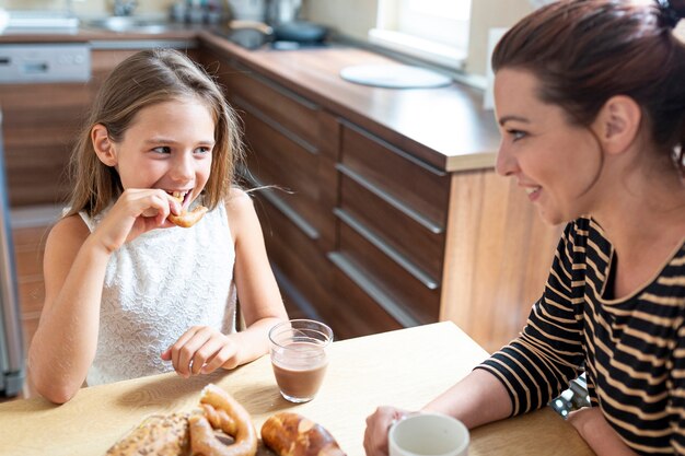 Alto ángulo de madre e hija en la cocina