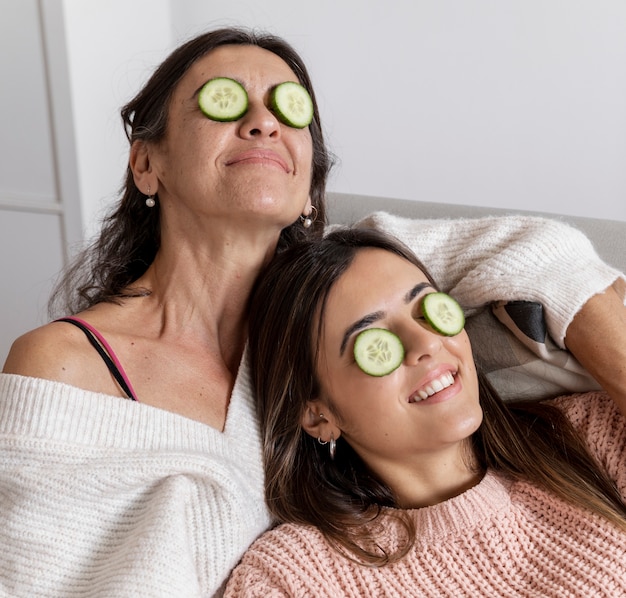 Foto gratuita alto ángulo madre e hija con máscara de ojos