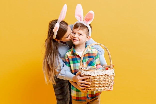 Alto ángulo madre e hijo con canasta de huevos pintados