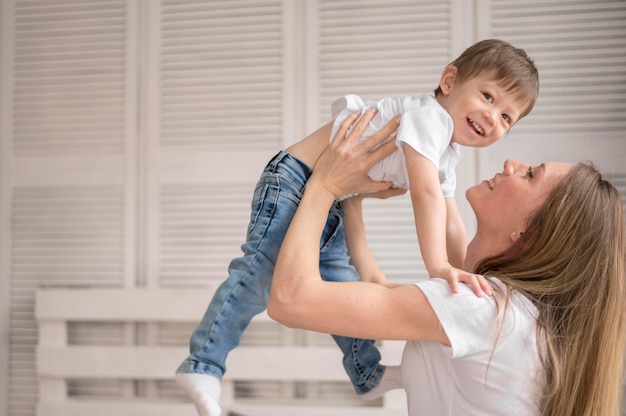 Foto gratuita alto ángulo madre e hijo jugando