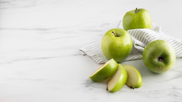 Alto ángulo de manzanas en rodajas en la mesa con espacio de copia