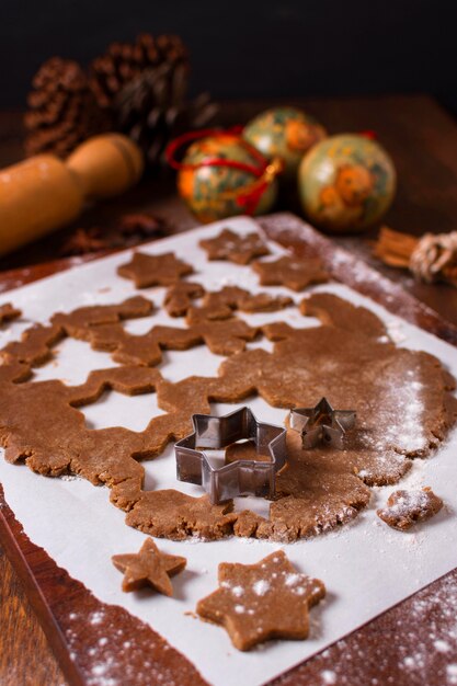 Alto ángulo de masa de galleta navideña con formas de estrella