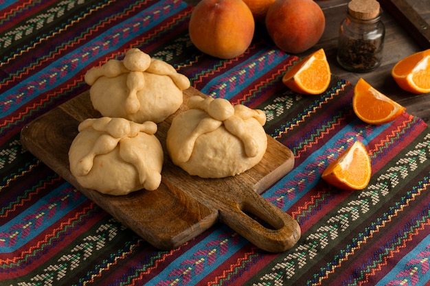 Alto ángulo de masa de pan de muerto