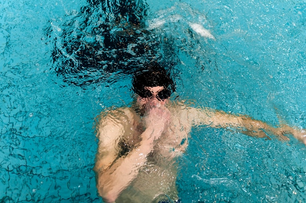 Alto ángulo masculino aguantando la respiración bajo el agua