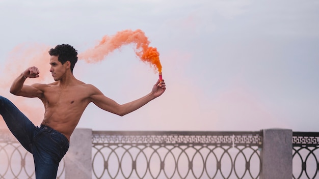 Alto ángulo masculino realizando ballet al aire libre