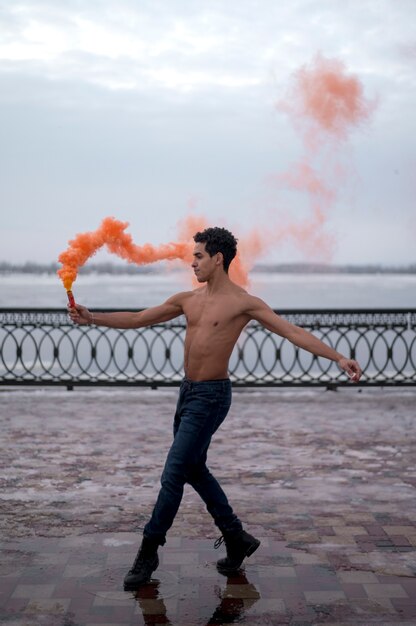 Alto ángulo masculino realizando ballet