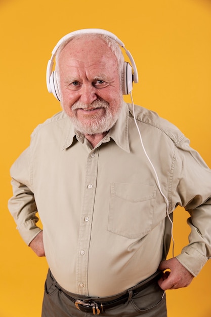 Foto gratuita alto ángulo masculino senior con auriculares