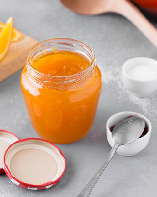 Foto gratuita alto ángulo de mermelada de naranja